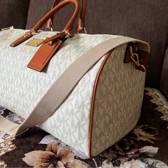 MICHAEL KORS Jet Set Large Vanilla Adjustable Strap Weekender Duffle Bag NWT - Picture 4 of 15